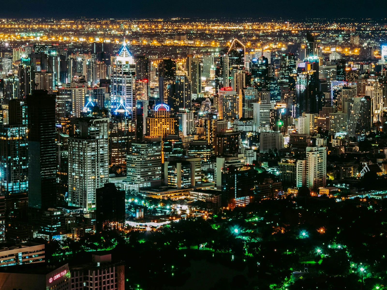 Bangkok — Şehrin ışıkları, gecenin renkleri.